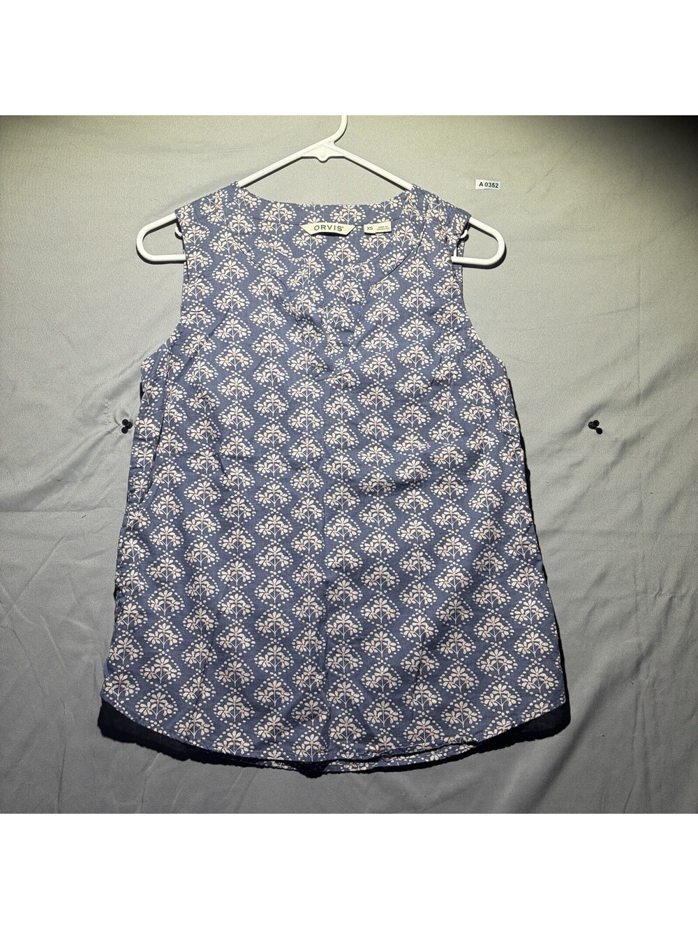 Orvis Womens Sleeveless V Neck Blouse XS Floral Lightweight Summer Top Blue